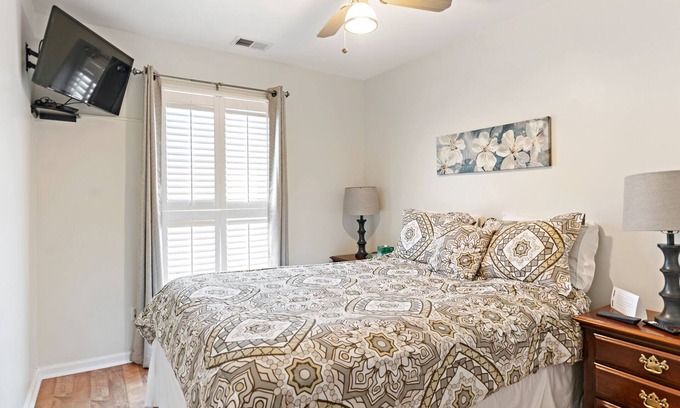Historic District - North Cabaña | Impresionante Liberty Lane Carriage House.