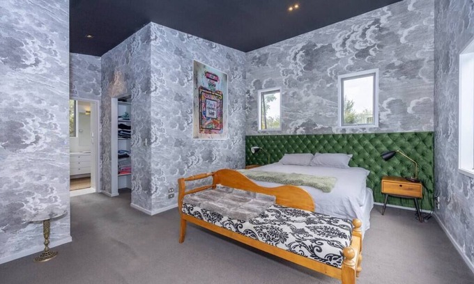 Albert Town Casa | stunning loft with mountain views of the famous Mount Iron
