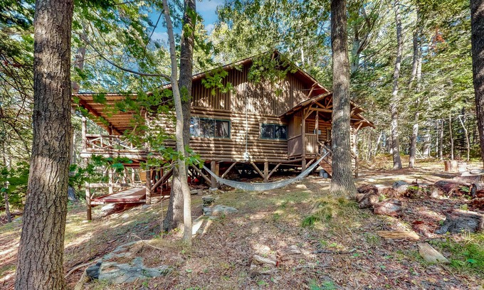 Boothbay Harbor Cabina | Stunning log cabin with fireplace & nature views - near shopping & dining