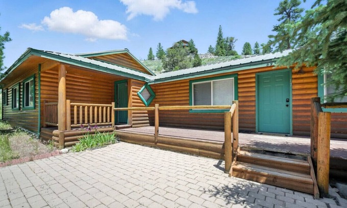 Mammoth Creek Cabina | Stunning Log Cabin Close to Panguitch Lake