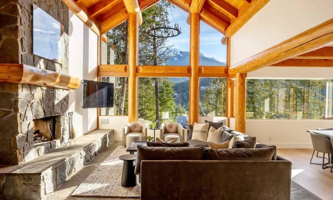 Blueberry Hill Casa | Stunning Log Chalet w/ Mtn View, Air Con & Hot Tub
