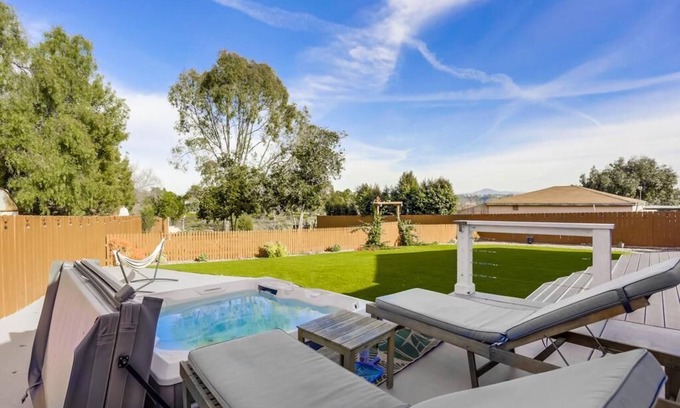 Linda Vista Casa | Stunning! Lrg Mdrn-Huge Backyard/Outdoor-Hot Tub