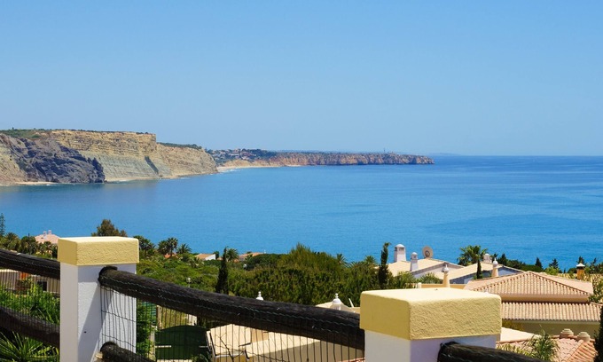 Praia da Luz Villa | Impresionante villa de lujo, piscina climatizada, aire acondicionado, vistas panorámicas al mar, WiFi, barbacoa, jardines