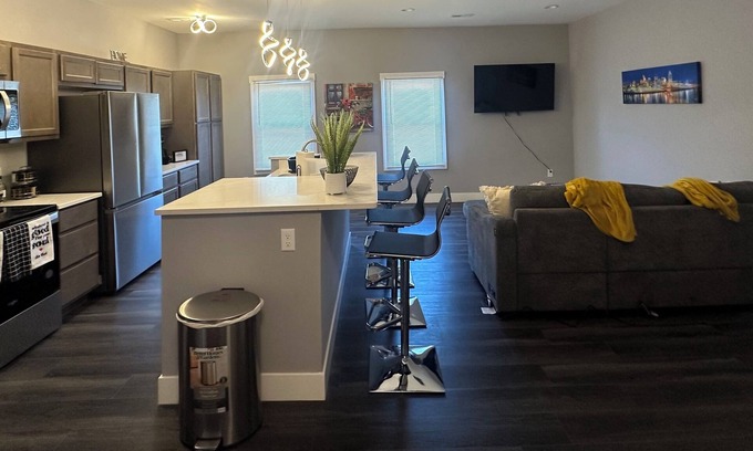 Walnut Hills Apartamento | Stunning, Modern 2 Bedroom Retreat with King Bed