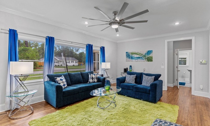 Forest Hills Casa | Stunning Modern 4 Bedroom House Center of Wilmington-NO cleaning fee!