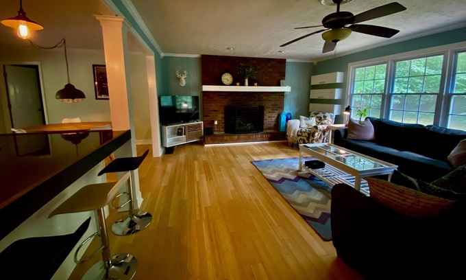 Senoia Casa | Stunning, modern and very private three bedroom. Close to Studios and Atlanta.