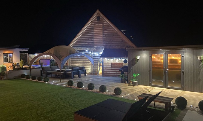 Iron Acton Casa | Stunning Modern Barn sleep 24 with Hot Tub , Cinema Room and Games Room .