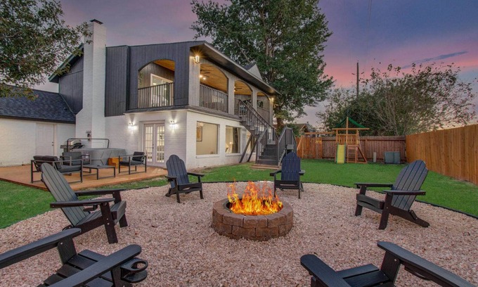 Houston Casa | Stunning Modern Dream Home, 5-BD, Sleeps 14