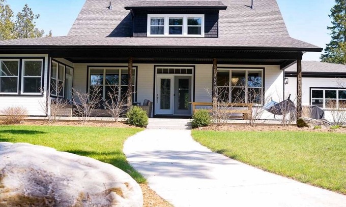 Southampton Casa | Stunning Modern Family Comfort Cottage Steps Away from Beach
