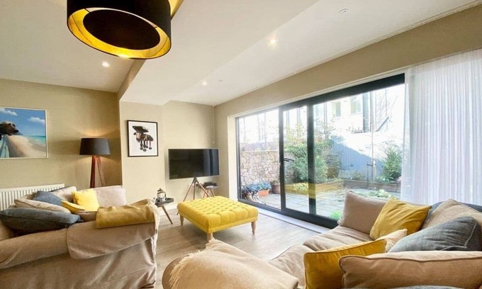 Cotham Casa | Stunning modern mews house in Clifton