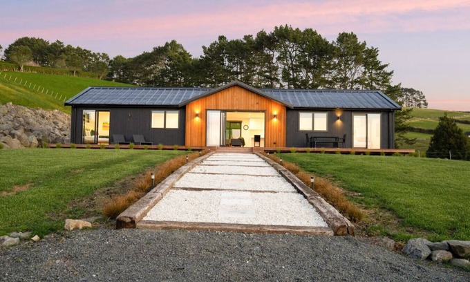 Bombay Casa | Stunning Modern Hillside Haven near Pukekohe
