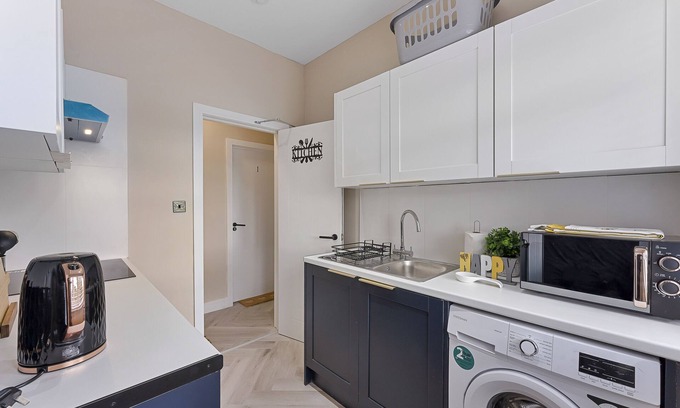 Hanger Hill Apartamento | Stunning Modern Retro Blue Central 1 bed En-Suite w/free parking