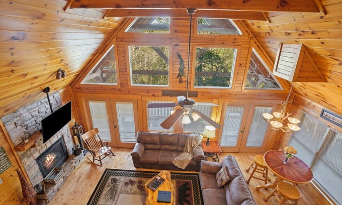 Hemlock Hills Apartamento | Stunning Mountain Cabin w Hot tub