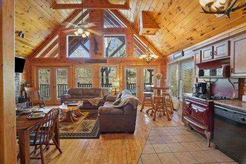 Hemlock Hills Casa | Stunning Mountain Cabin w Hot tub