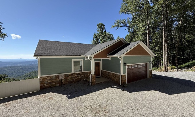 Marion Apartamento | Stunning mountain view home in Little Switzerland with large viewing deck