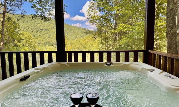 Sevierville Cabina | Stunning Mtn View Retreat w/ Kids' Treehouse, Hot Tub, Video Wall & Pool Table.