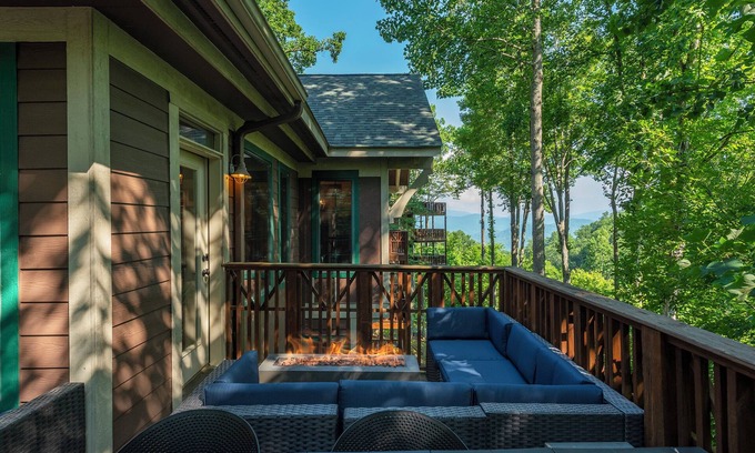 Mountain Air Condominio | ~Stunning Mtn Views & Gas Fire Table ~Fireplace, Grill, WiFi, Mountain Air~
