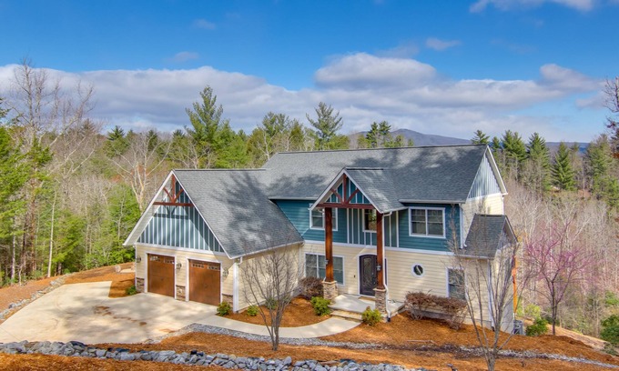 Nebo Casa | Stunning Nebo Lake House w/ Deck & Views!