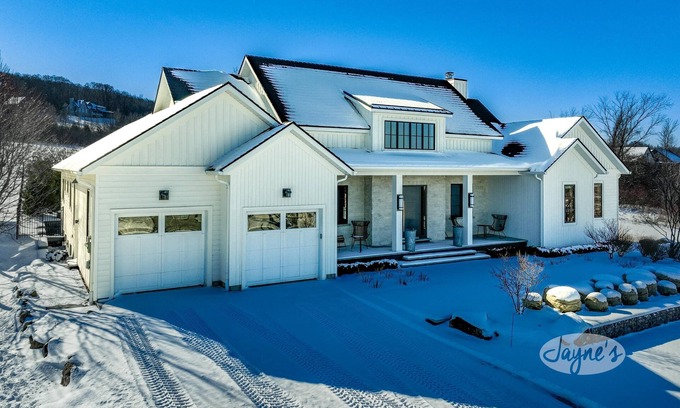 Port Carling Casa | Stunning new 5 bedroom, 5 bath home on the Escarpment!