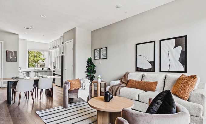 Fort Worth Casa | Stunning New Modern Magnolia Townhome- 2 bedrooms