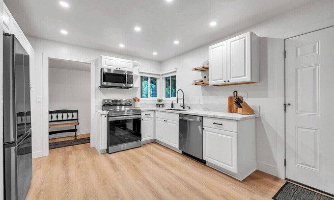 Southeastern Sacramento Casa | Stunning new renovation & beautifully furnished home! Safe Sac neighborhood!