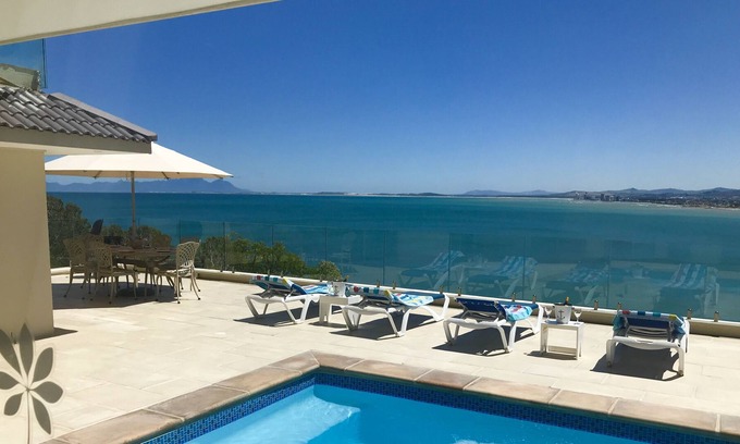 Mountainside Apartamento | Stunning ocean and harbour views with Private pool