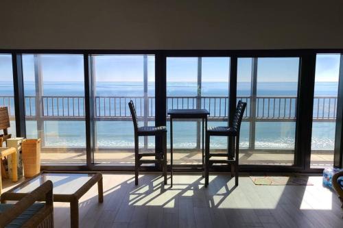 North Wildwood Casa | Stunning Ocean-Front Penthouse 1800sf 3BR 2BA 7Bed at Regency Tower