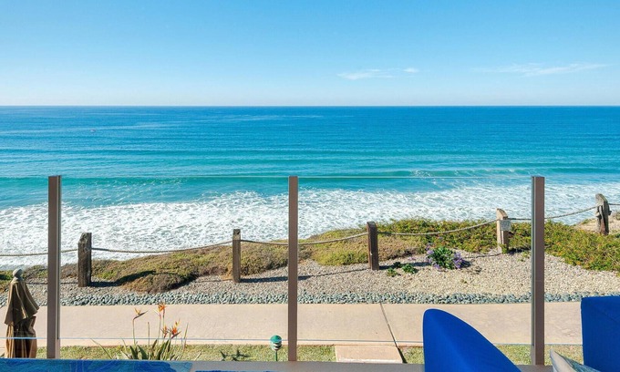 Solana Beach Condominio | Stunning Ocean Views - from the minute you walk in the front door.