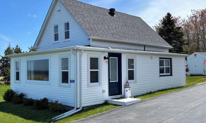 Feltzen South Casa | Stunning Ocean Views - Home on Lunenburg Bay