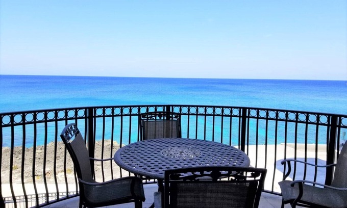George Town Condominio | Stunning Oceanfront View/Spacious Condo--beside FIN, near Beach & Town