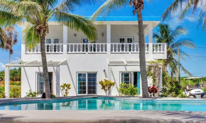 Boca Ciega Villa | Impresionante villa frente al mar con piscina privada, muelle y relajante balcón.