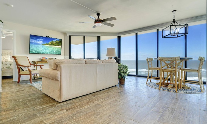 Panama City Beach Condominio | Stunning Penthouse Directly on the Gulf - Beach Chairs and Umbrella Included!