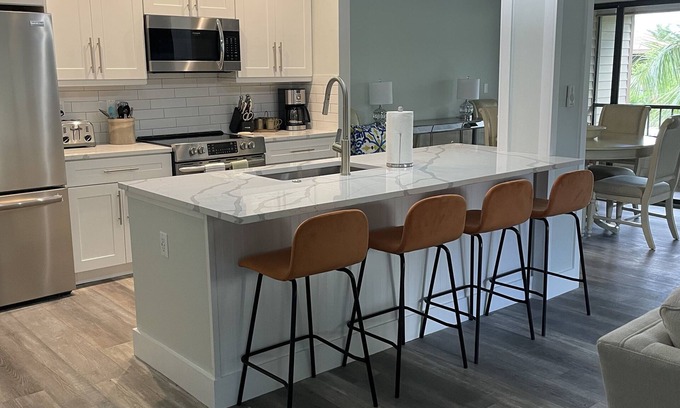 Bonita Springs Condominio | Stunning poolside renovation, close to beach