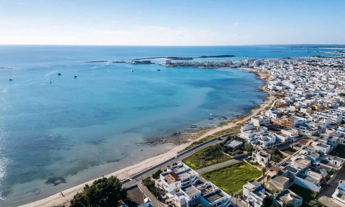 Porto Cesareo Villa | Maravillosa casa de vacaciones privada para 4 personas con A/C, TV y patio