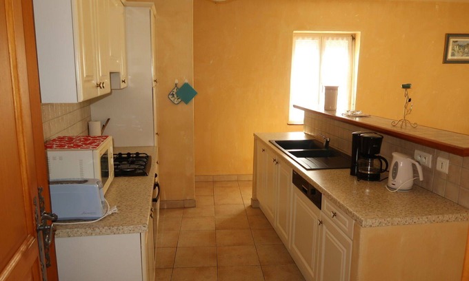 Grillon Casa | Maravillosa casa de vacaciones privada con TV, patio, mascotas permitida y aparcamiento