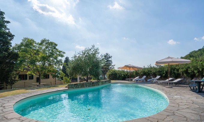 Dicomano Villa | Casa de vacaciones privada con WIFI, piscina privada, TV, patio, vista panorámica, aparcamiento