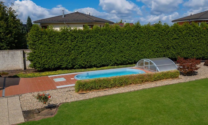 Dolni Chabry Villa | Preciosa casa de vacaciones privada para 8 personas con WIFI, piscina privada, TV y terraza