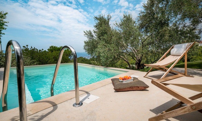 Zurkovo Villa | Preciosa casa de vacaciones privada con WIFI, piscina privada, A/C, TV, terraza, aparcamiento