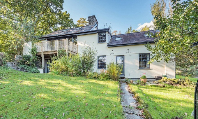 Pentrefelin Cabaña | Stunning property just a few minutes drive from Llandeilo, perfect for exploring this great area.