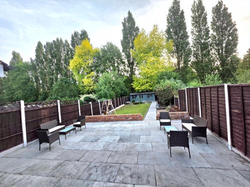 Walsall Casa | Stunning property with Summer house
