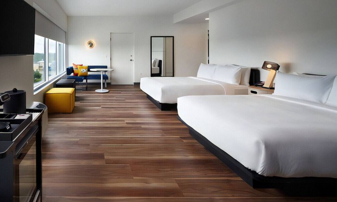 Williamsburg Casa | Stunning Queen Room to Stay near Discovery Cove