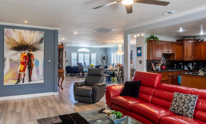 Ladera Heights Casa | 20% Discount-August- Luxe Home w/ Modern Vibe! King Bed, Jacuzzi, Fire Pit, BBQ+