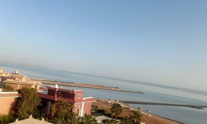 Village Road Apartamento | Stunning Red Sea. Restaurant, cafe, bar. Sun lounge and umbrellas.