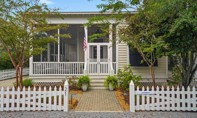 Cottage District Casa | Stunning Renovated Seaside, FL Home + 2 Adult Bikes, Sleeps 8 - Pet Friendly!