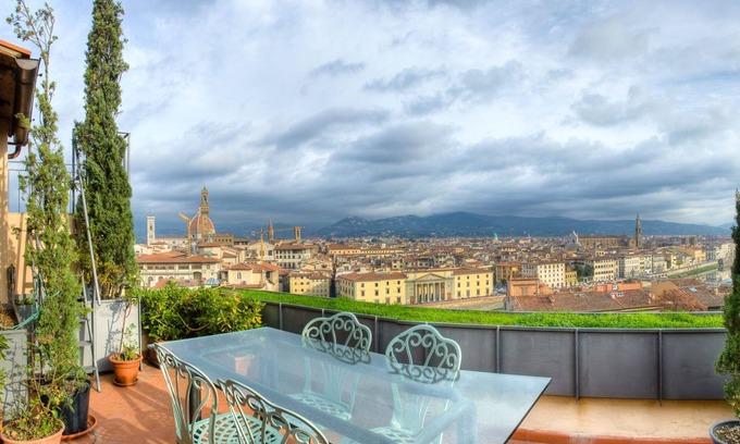 San Giovanni Apartamento | Impresionante renovado Cental Penthouse w / vistas impresionantes! 5 terrazas y 5 minutos a la ciudad
