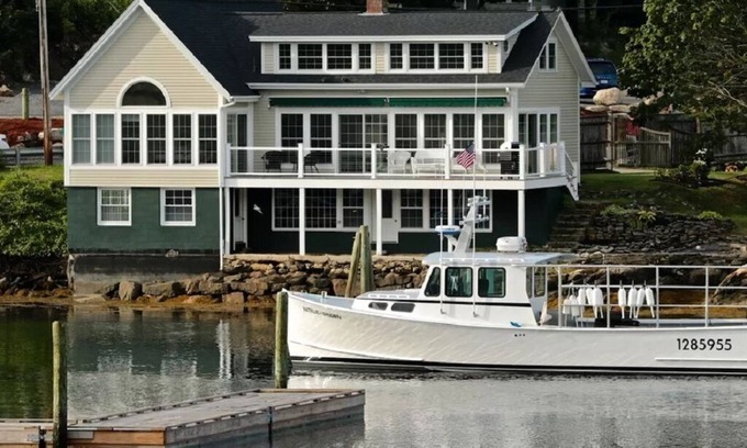 West Boothbay Harbor Casa | ¡Impresionante casa frente al agua renovada, muelle privado de aguas profundas y abundancia de Windows!