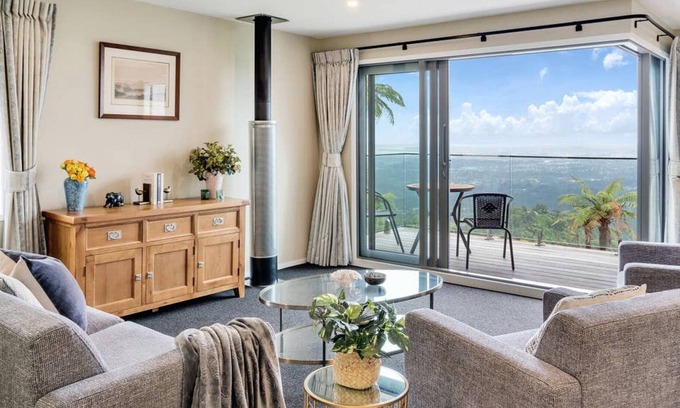 Waiatarua Casa | ★ Retiro tranquilo y moderno en la cima de una colina cerca de Henderson, Titirangi, Piha y Karekare ★