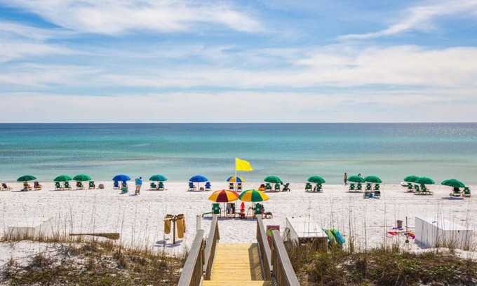Miramar Beach Condominio | Impresionante condominio con vista al golfo y puestas de sol, se admiten mascotas con servicio privado de playa