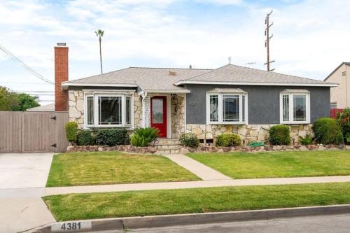 Bixby Knolls Casa | Stunning Retro Beach Oasis, Dual Living, Pool