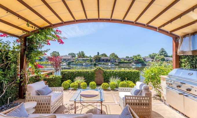 Napa Casa | Stunning Riverfront Property: Outdoor Oasis, BBQ, Chef's Kitchen